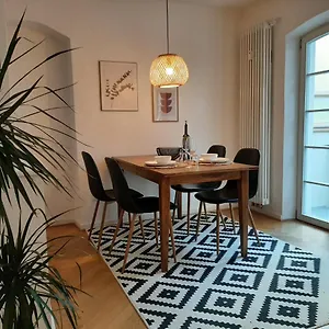 Zentrale Lage I Historisch I Parkplatz I Fahrradkeller Apartment